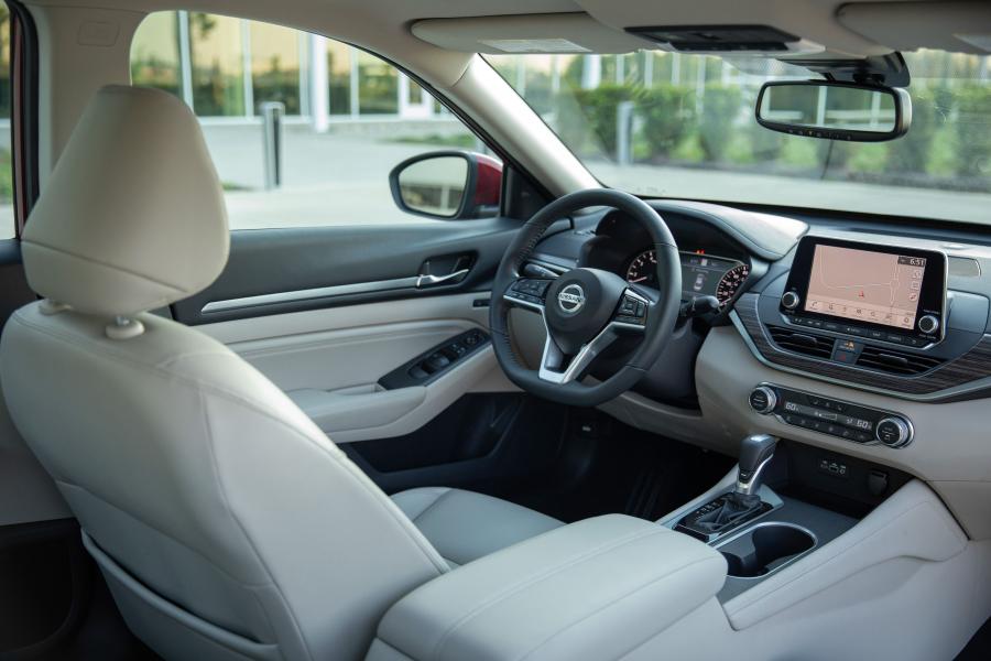 Интерьер Nissan Altima Platinum Edition ONE 2018 года  (фото 21 из 25)